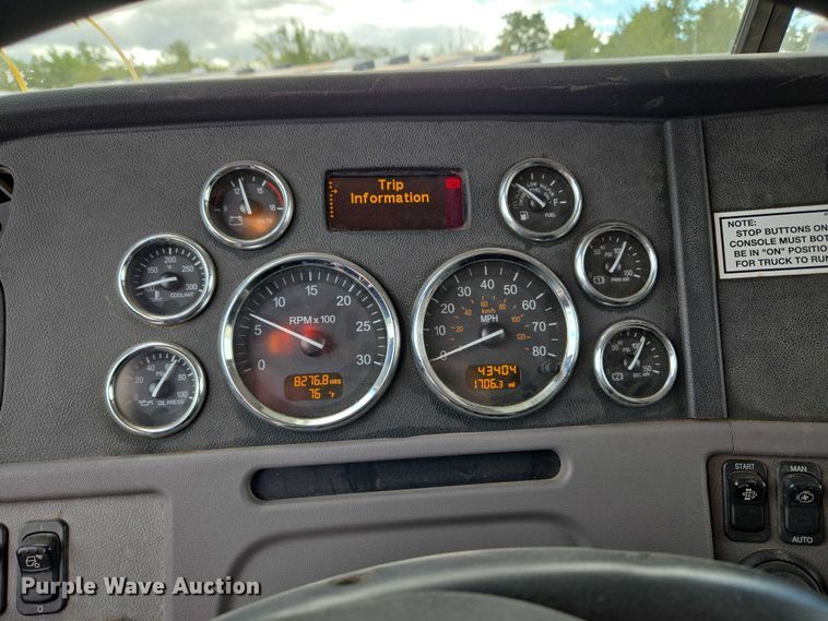 image for item YA1101 2012 Peterbilt 365 crane truck