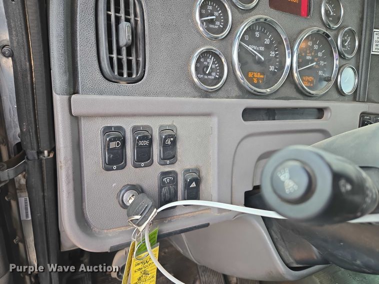 image for item YA1101 2012 Peterbilt 365 crane truck