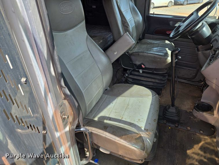 image for item YA1101 2012 Peterbilt 365 crane truck