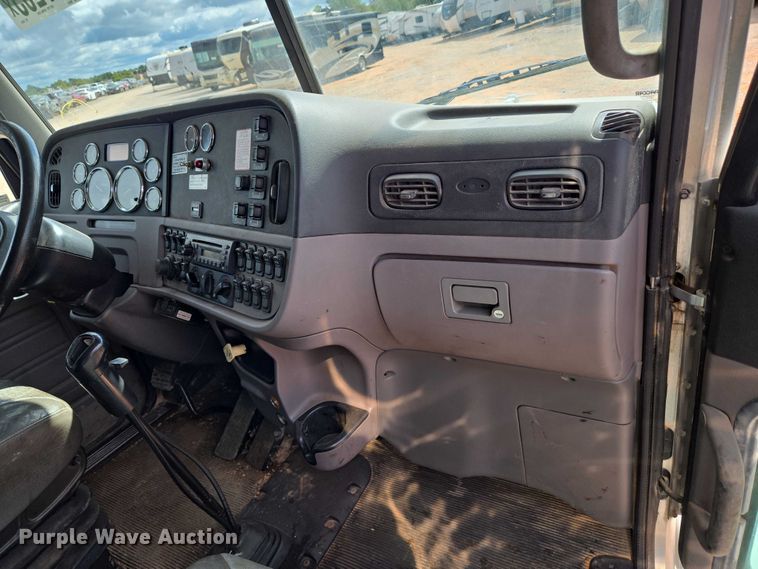 image for item YA1101 2012 Peterbilt 365 crane truck