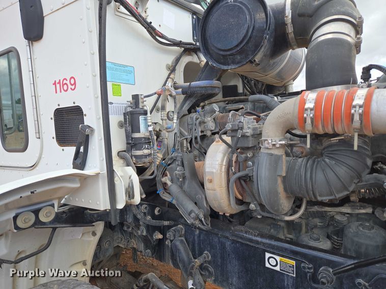 image for item YA1101 2012 Peterbilt 365 crane truck