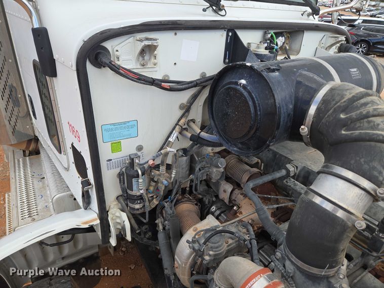 image for item YA1101 2012 Peterbilt 365 crane truck