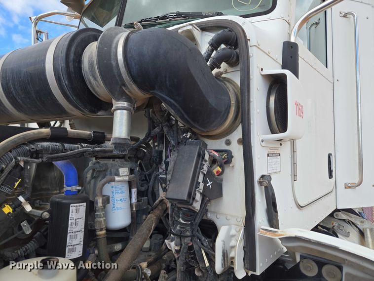 image for item YA1101 2012 Peterbilt 365 crane truck