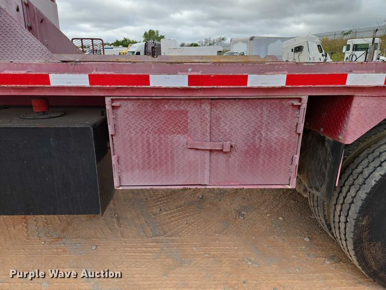 image for item YA1102 2013 Peterbilt 365  crane truck