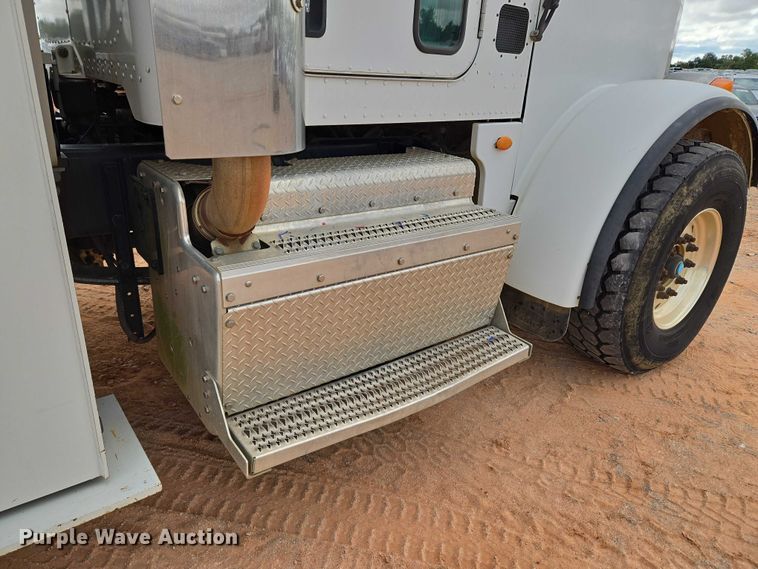 image for item YA1102 2013 Peterbilt 365  crane truck