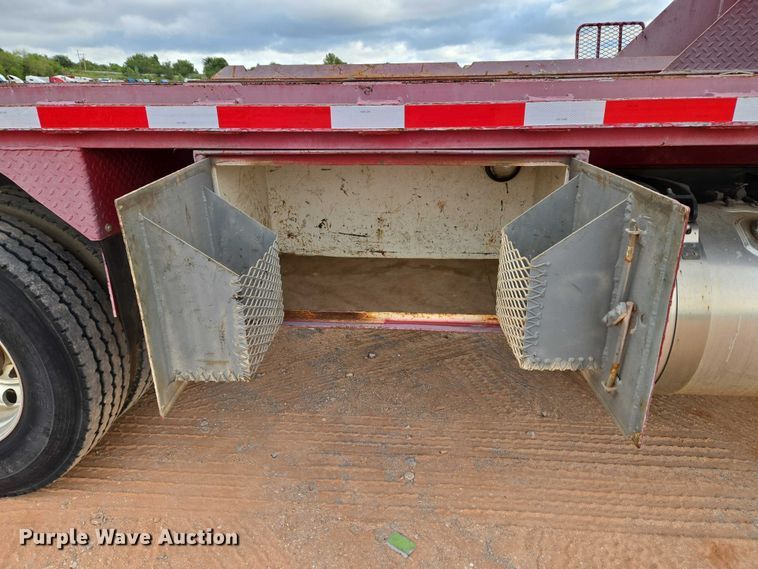 image for item YA1102 2013 Peterbilt 365  crane truck