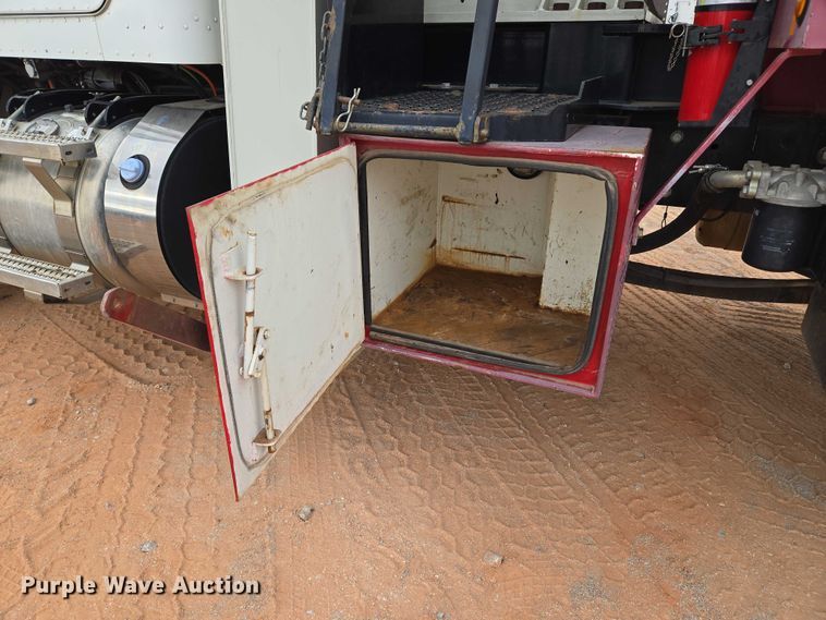 image for item YA1102 2013 Peterbilt 365  crane truck