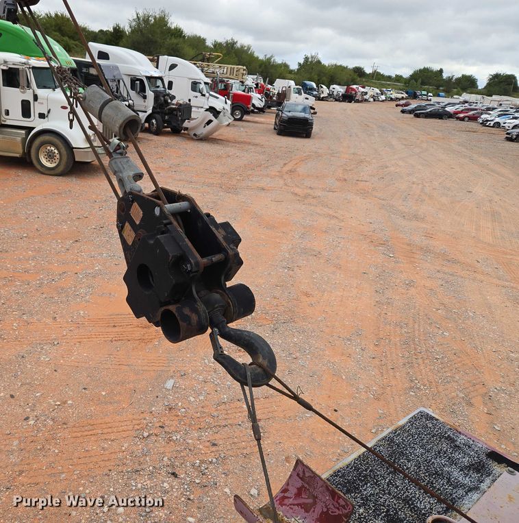 image for item YA1102 2013 Peterbilt 365  crane truck