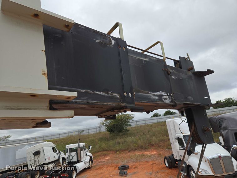 image for item YA1102 2013 Peterbilt 365  crane truck