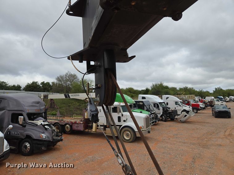 image for item YA1102 2013 Peterbilt 365  crane truck