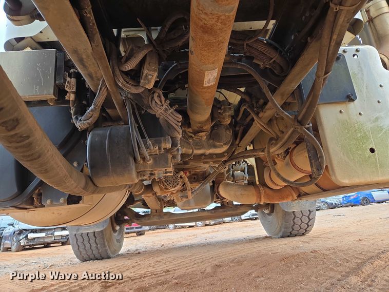 image for item YA1102 2013 Peterbilt 365  crane truck