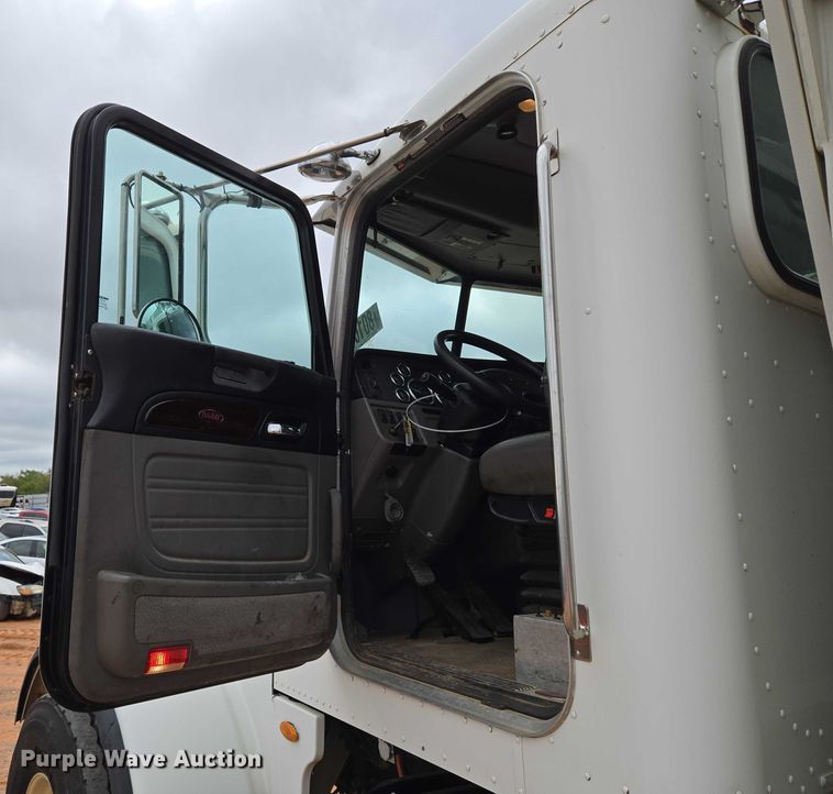 image for item YA1102 2013 Peterbilt 365  crane truck