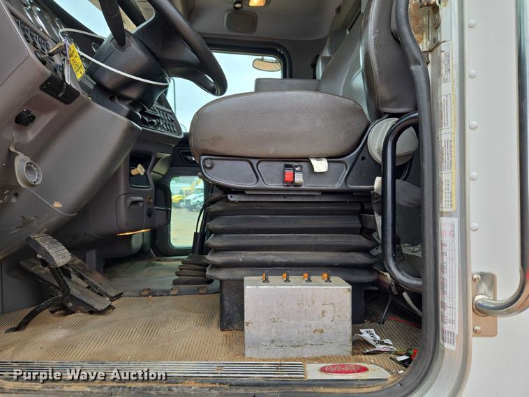 image for item YA1102 2013 Peterbilt 365  crane truck