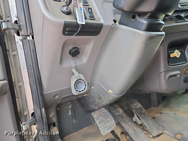 image for item YA1102 2013 Peterbilt 365  crane truck