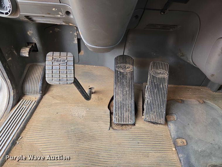 image for item YA1102 2013 Peterbilt 365  crane truck