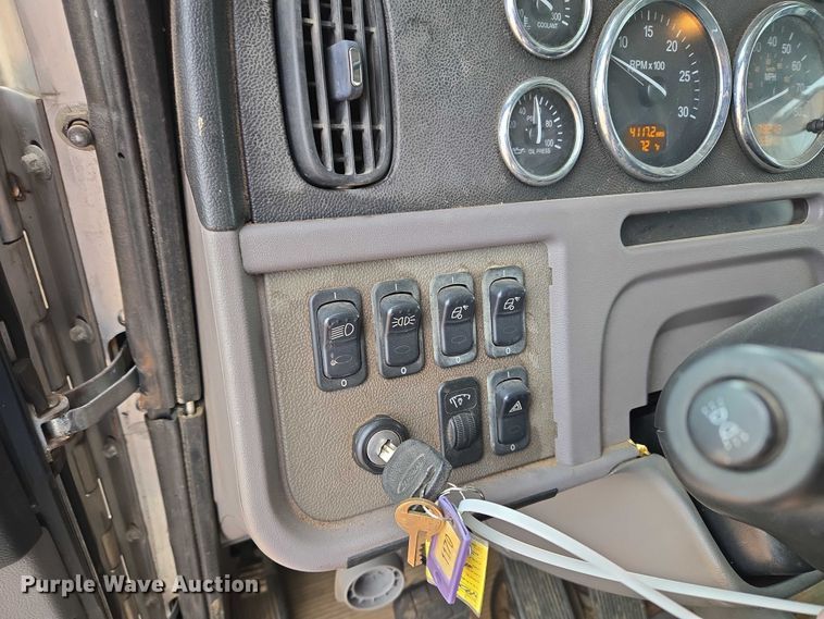 image for item YA1102 2013 Peterbilt 365  crane truck