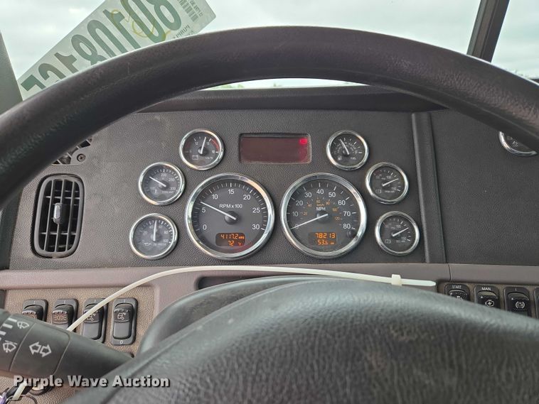 image for item YA1102 2013 Peterbilt 365  crane truck