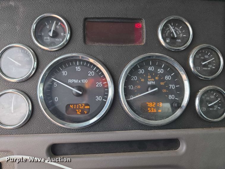 image for item YA1102 2013 Peterbilt 365  crane truck