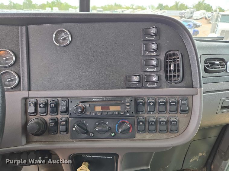 image for item YA1102 2013 Peterbilt 365  crane truck