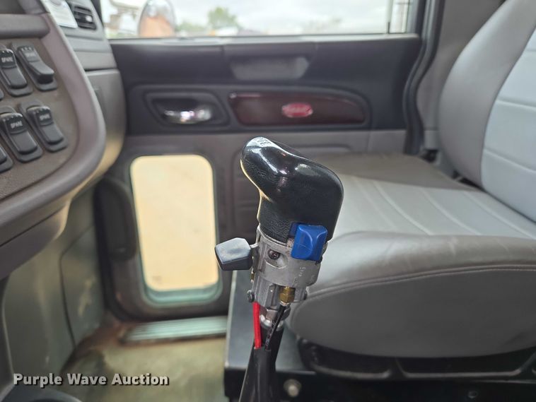 image for item YA1102 2013 Peterbilt 365  crane truck