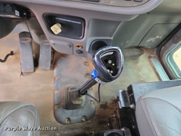 image for item YA1102 2013 Peterbilt 365  crane truck