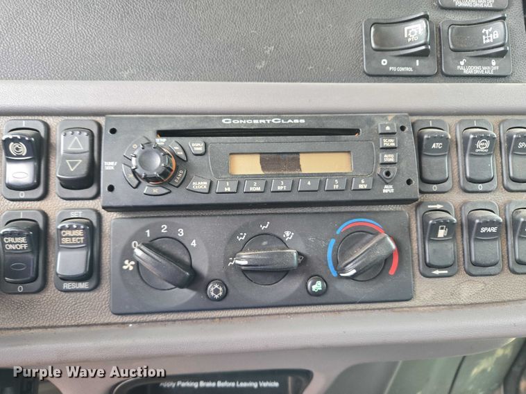 image for item YA1102 2013 Peterbilt 365  crane truck