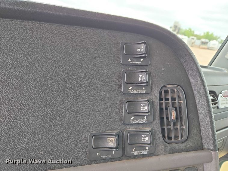 image for item YA1102 2013 Peterbilt 365  crane truck