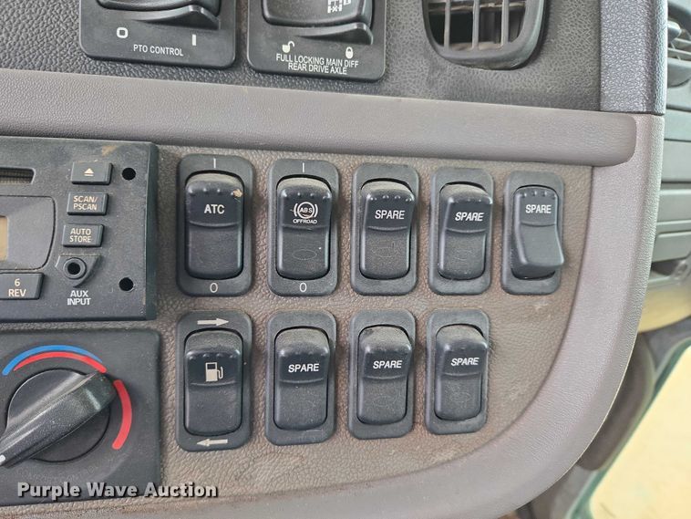 image for item YA1102 2013 Peterbilt 365  crane truck