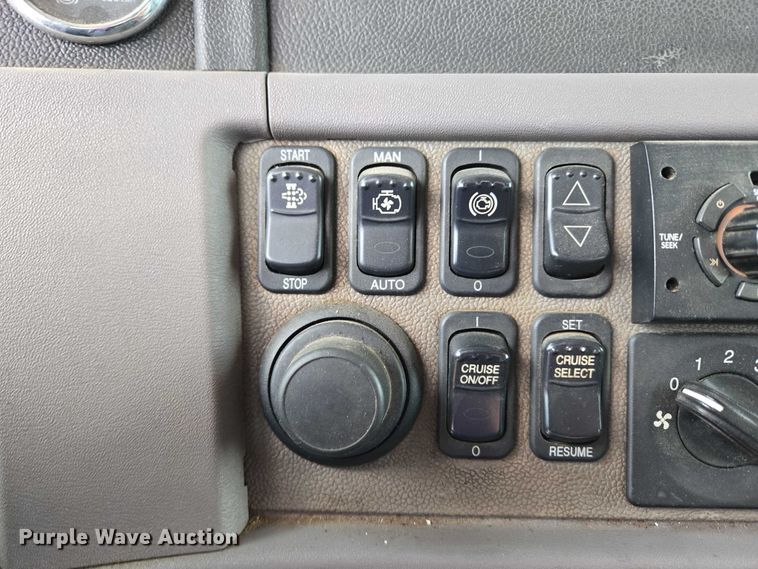 image for item YA1102 2013 Peterbilt 365  crane truck