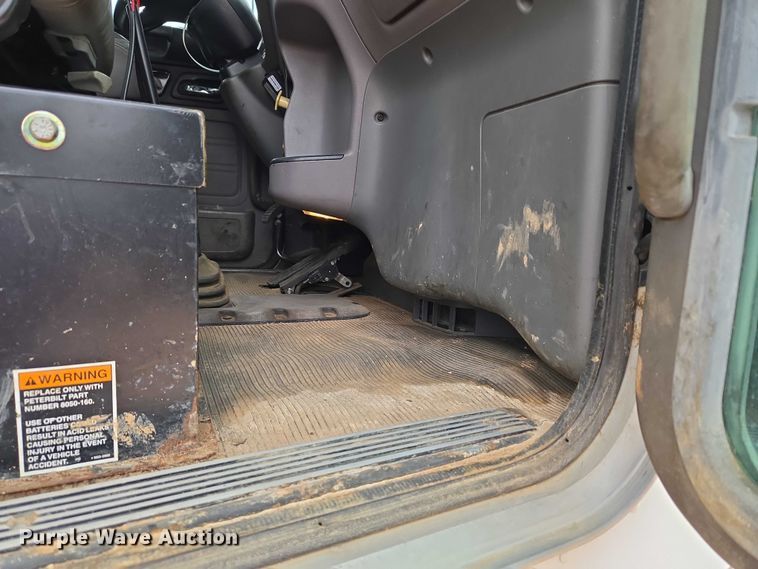 image for item YA1102 2013 Peterbilt 365  crane truck