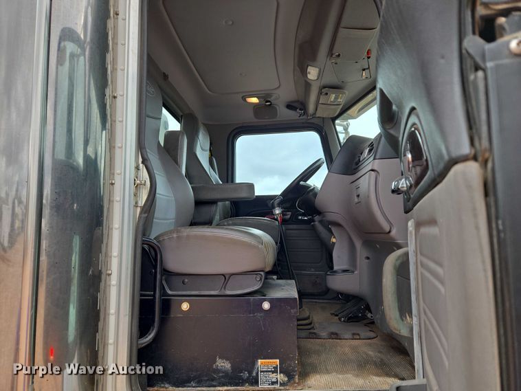 image for item YA1102 2013 Peterbilt 365  crane truck