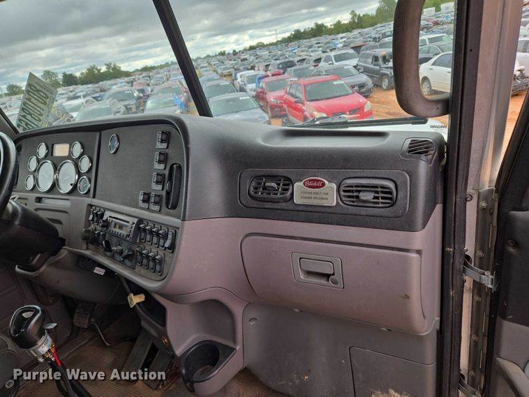 image for item YA1102 2013 Peterbilt 365  crane truck