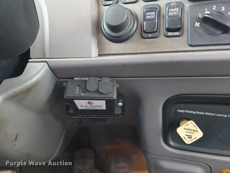 image for item YA1102 2013 Peterbilt 365  crane truck