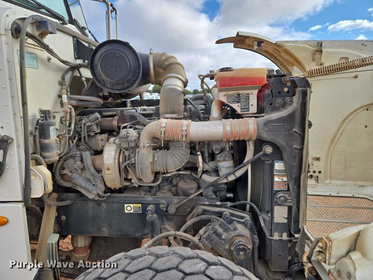 image for item YA1102 2013 Peterbilt 365  crane truck