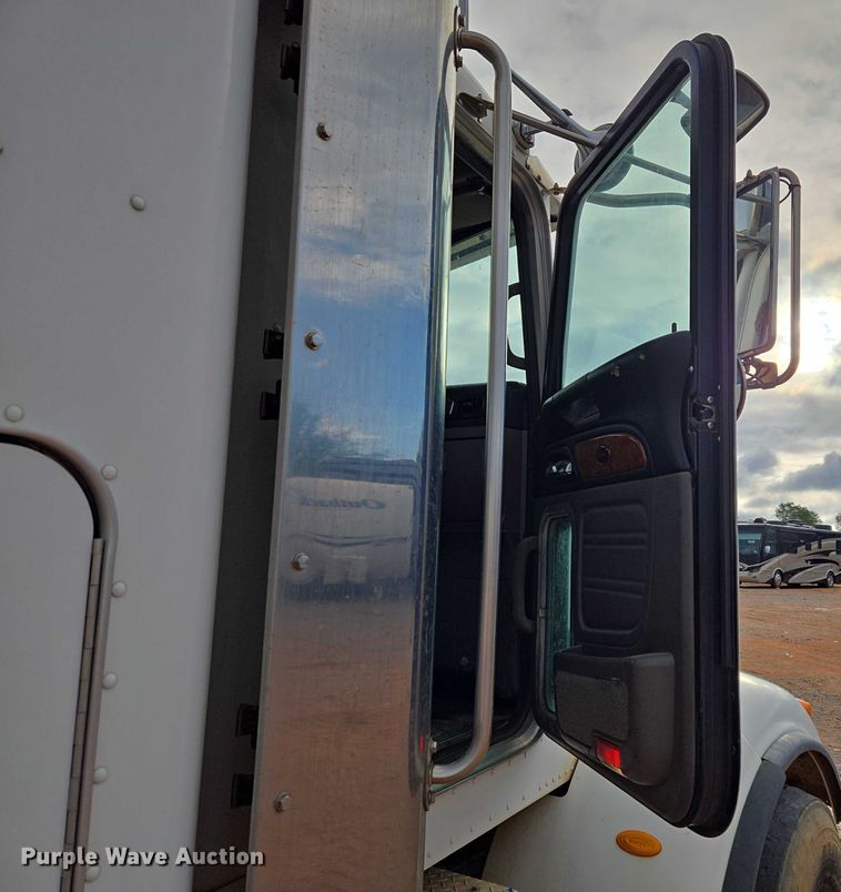 image for item YA1103 2012 Peterbilt 365 crane truck