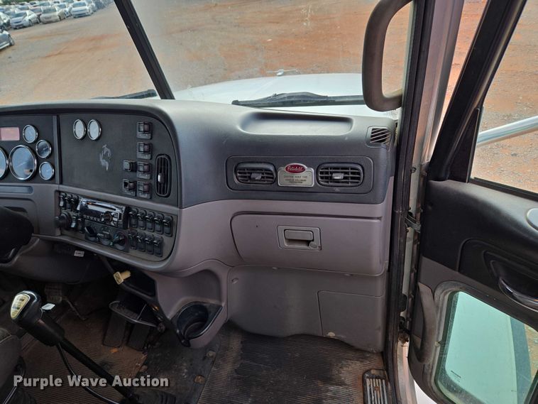 image for item YA1103 2012 Peterbilt 365 crane truck