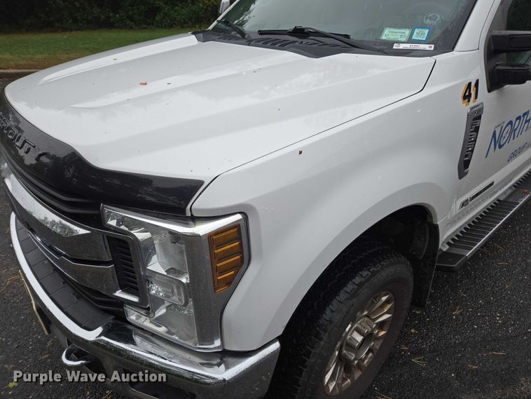 image for item EV3501 2019 Ford F350 Super Duty Crew Cab utility bed pickup truck