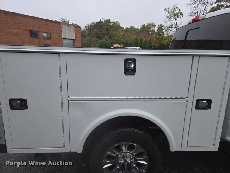 image for item EV3501 2019 Ford F350 Super Duty Crew Cab utility bed pickup truck