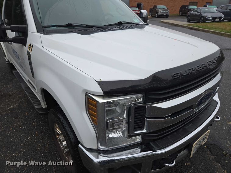 image for item EV3501 2019 Ford F350 Super Duty Crew Cab utility bed pickup truck
