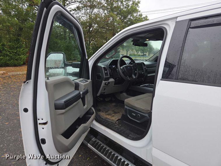 image for item EV3501 2019 Ford F350 Super Duty Crew Cab utility bed pickup truck