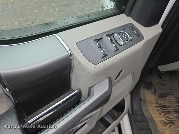 image for item EV3501 2019 Ford F350 Super Duty Crew Cab utility bed pickup truck