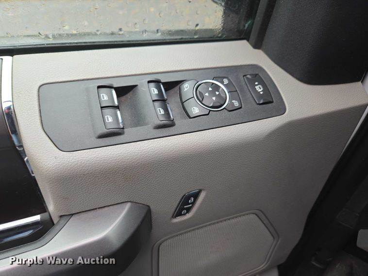 image for item EV3501 2019 Ford F350 Super Duty Crew Cab utility bed pickup truck