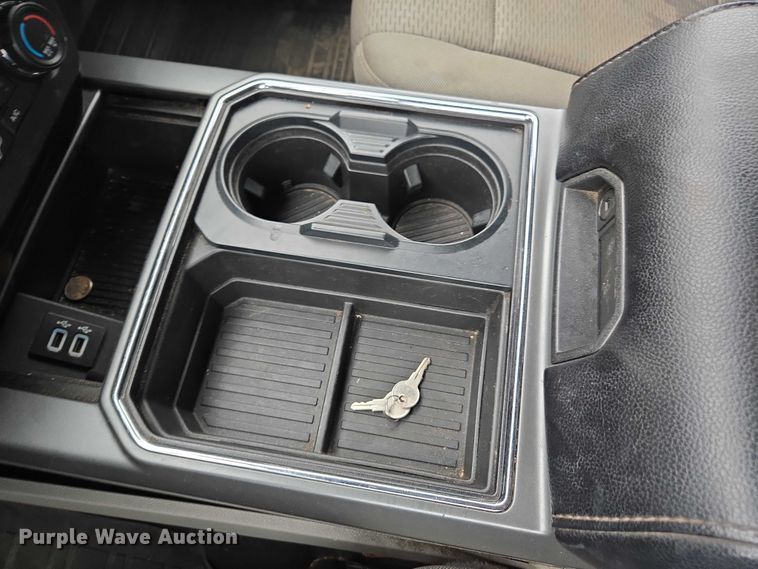 image for item EV3501 2019 Ford F350 Super Duty Crew Cab utility bed pickup truck