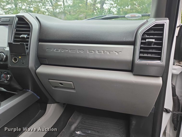 image for item EV3501 2019 Ford F350 Super Duty Crew Cab utility bed pickup truck