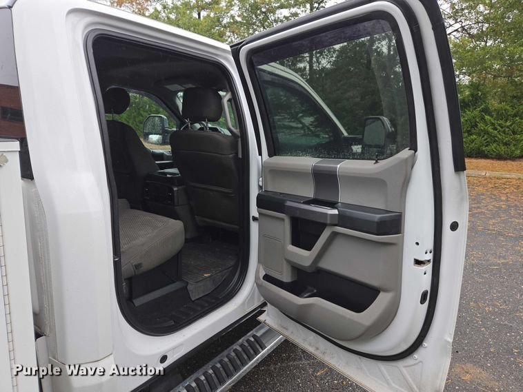 image for item EV3501 2019 Ford F350 Super Duty Crew Cab utility bed pickup truck