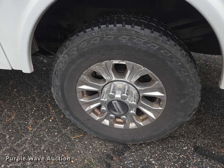 image for item EV3501 2019 Ford F350 Super Duty Crew Cab utility bed pickup truck