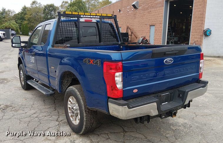 image for item EV3502 2022 Ford F350 Super Duty SuperCab pickup truck