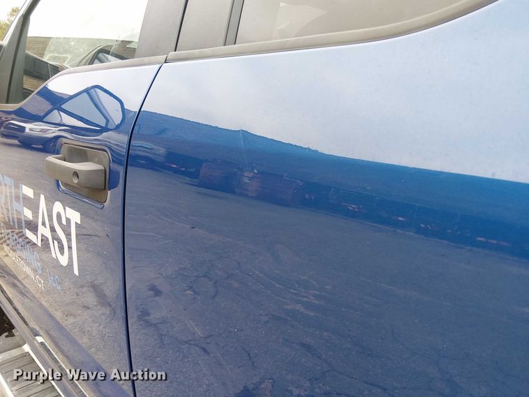 image for item EV3502 2022 Ford F350 Super Duty SuperCab pickup truck