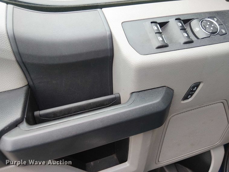 image for item EV3502 2022 Ford F350 Super Duty SuperCab pickup truck