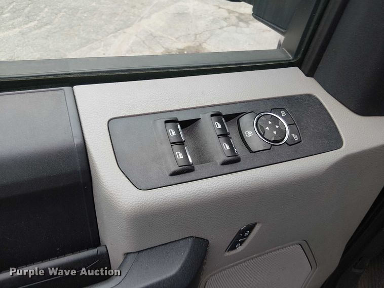 image for item EV3502 2022 Ford F350 Super Duty SuperCab pickup truck